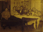 Indvandrerfamilien Diamant omkring spisestuebordet 1918. 